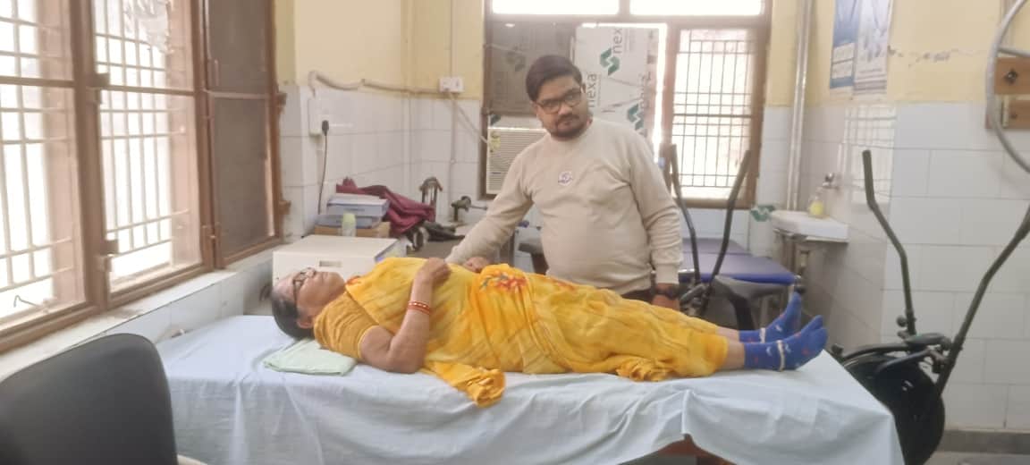 जिला अस्पताल में कमर दर्द के मरीज सिकाई कराते हुए-संवाद