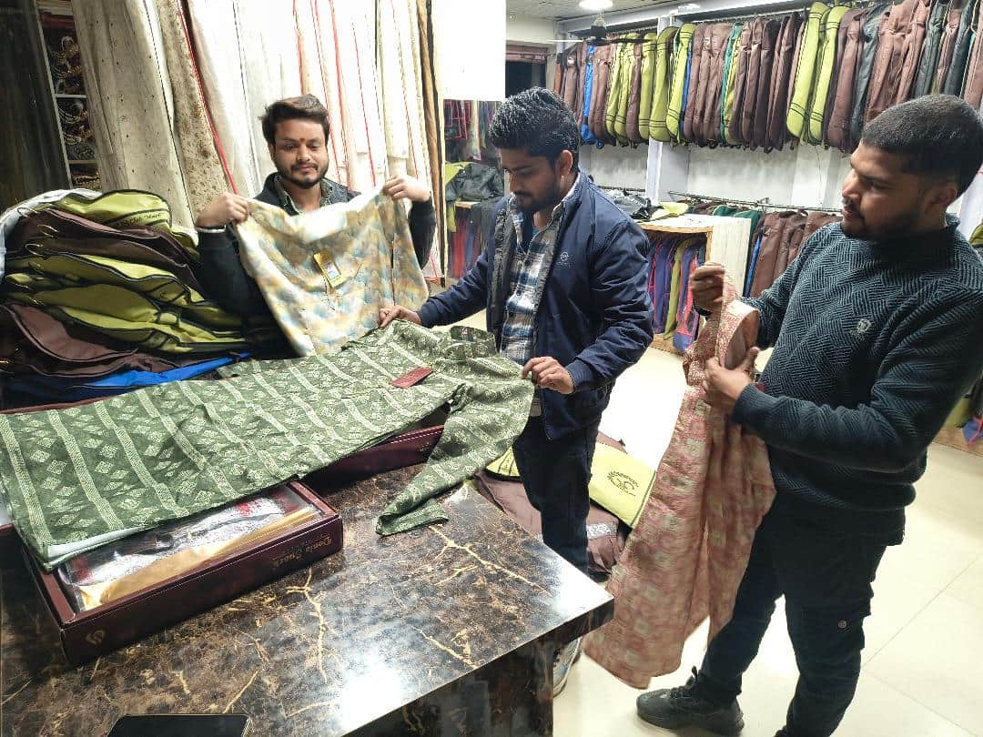 जिला परिषद मार्केट के पास स्थित कपड़े की दुकान पर खादी कुर्ते की खरीदारी करते युवा। 