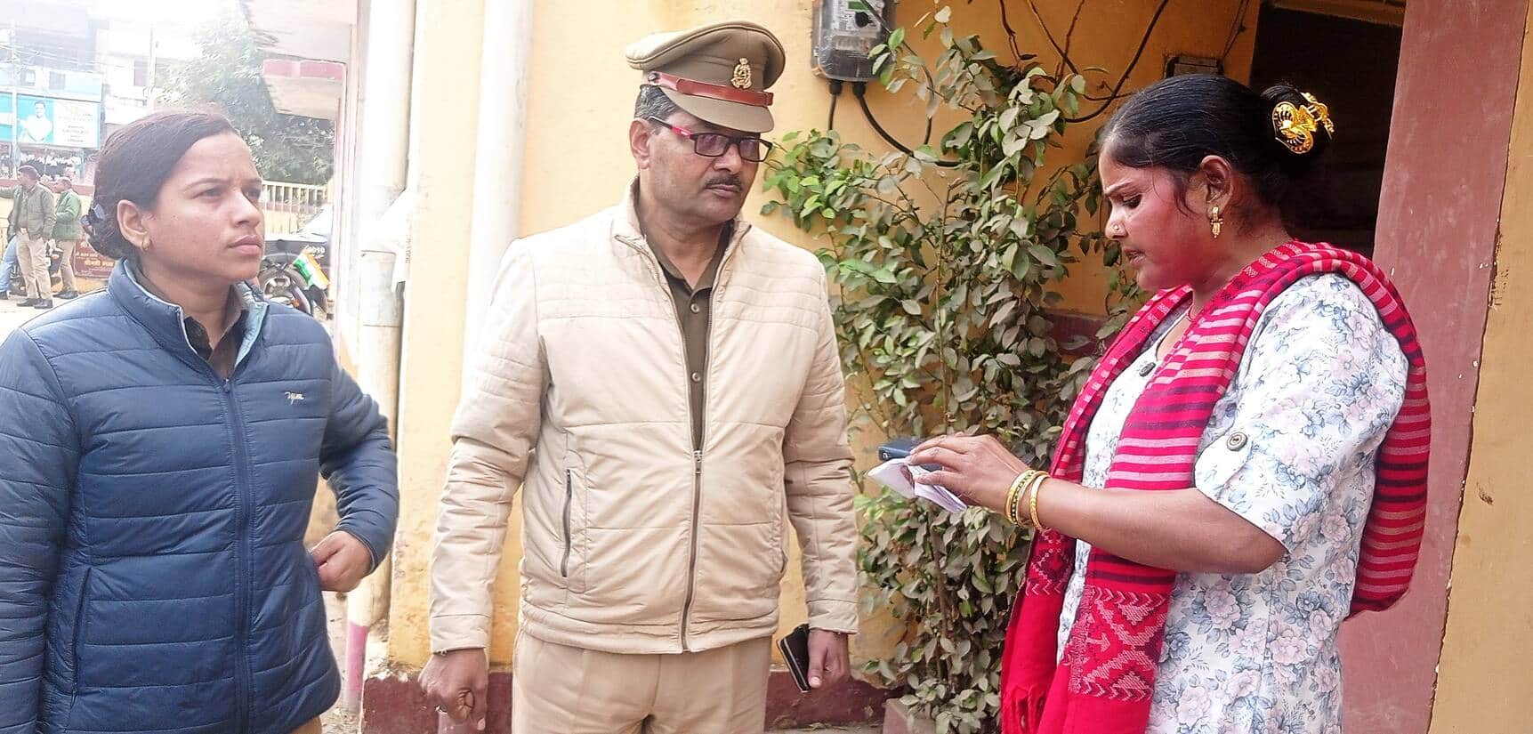 जलालबाद बीडीओ कार्यालय में भाकियू नेत्री से बातचीत करती पुलिस। संवाद