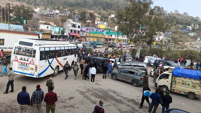 जम्मू-श्रीनगर राष्ट्रीय राजमार्ग पर यातायात बहाल होने पर वाहनों को घाटी की ओर रवाना करते पुलिस 