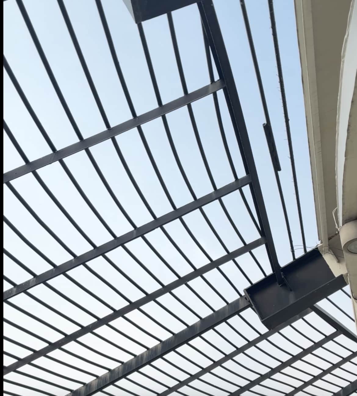 जिंदल टावर की टूटी ग्रिल पर की गई वेल्डिंग 