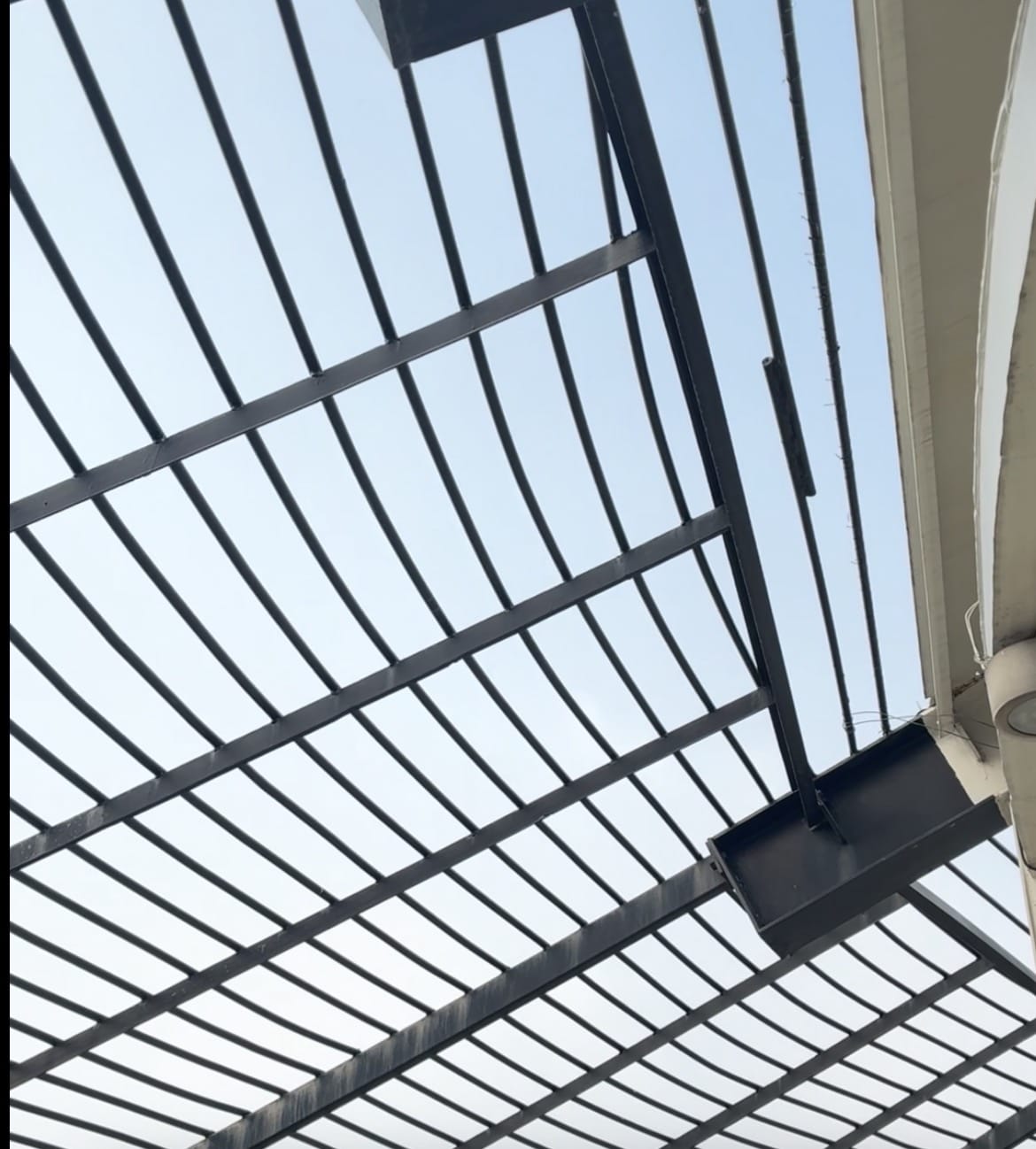 जिंदल टावर की टूटी ग्रिल पर की गई वेल्डिंग 