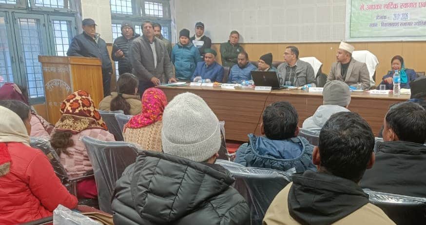 ज्योतिर्मठ में आयोजित बीडीसी बैठक में मौजूद जनपंचायत प्रतिनिधि व अधिकारीगण। संवाद 