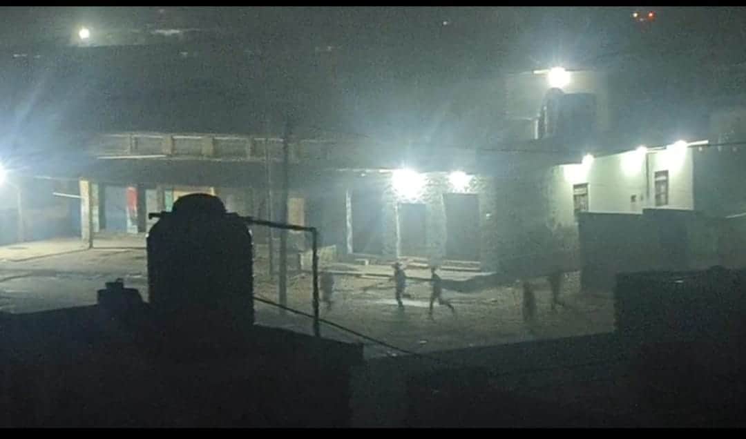 ककोड़ पथराव के दौरान जान बचाने के लिए भागते लोग। स्क्रीन शॉट