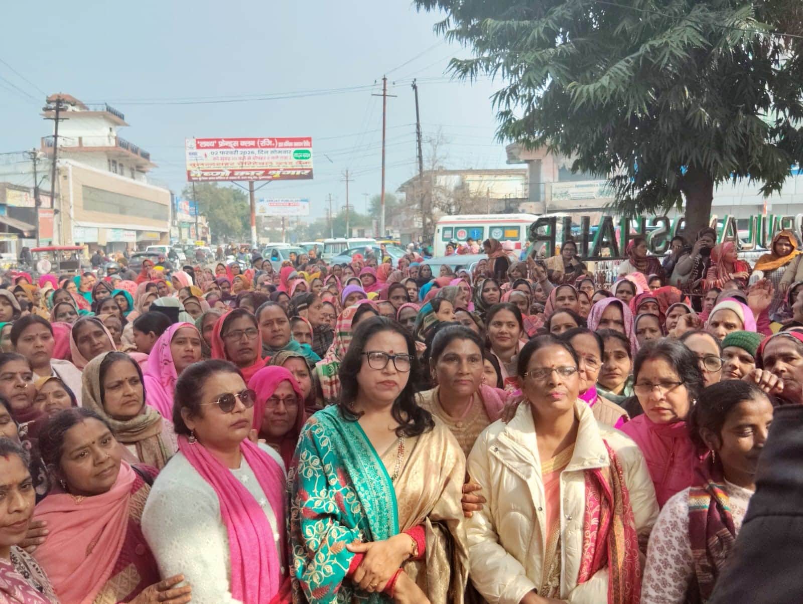 कालाआम से अपनी मांगों के समर्थन में प्रदर्शन कर कलक्ट्रेट पहुंची आंगनबाड़ी कार्यकर्ता। स्रोत: स