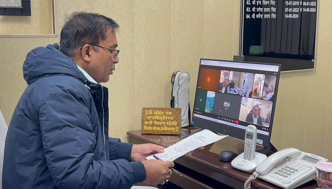कलक्ट्रेट में लाइव वीसी व्यवस्था के माध्यम से  सुनवाई करते हुए डीएम धर्मेंद्र प्रताप सिंह। स्रो