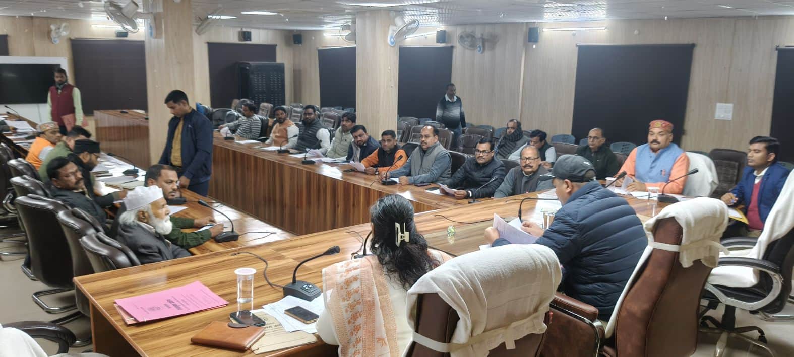 कलेक्ट्रेट में उद्योग बंधु की बैठक में हिस्सा लेते व्यापारी। स्रोत-संगठन।