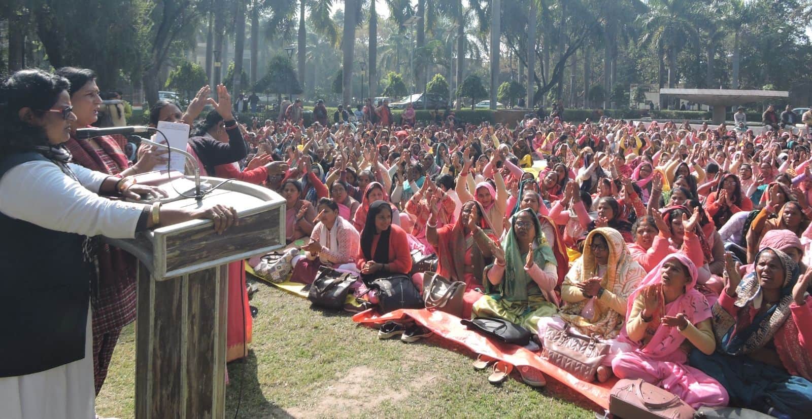 कलेक्ट्रेट परिसर में प्रदर्शन करती आंगनबाड़ी कार्यकर्त्री। संवाद