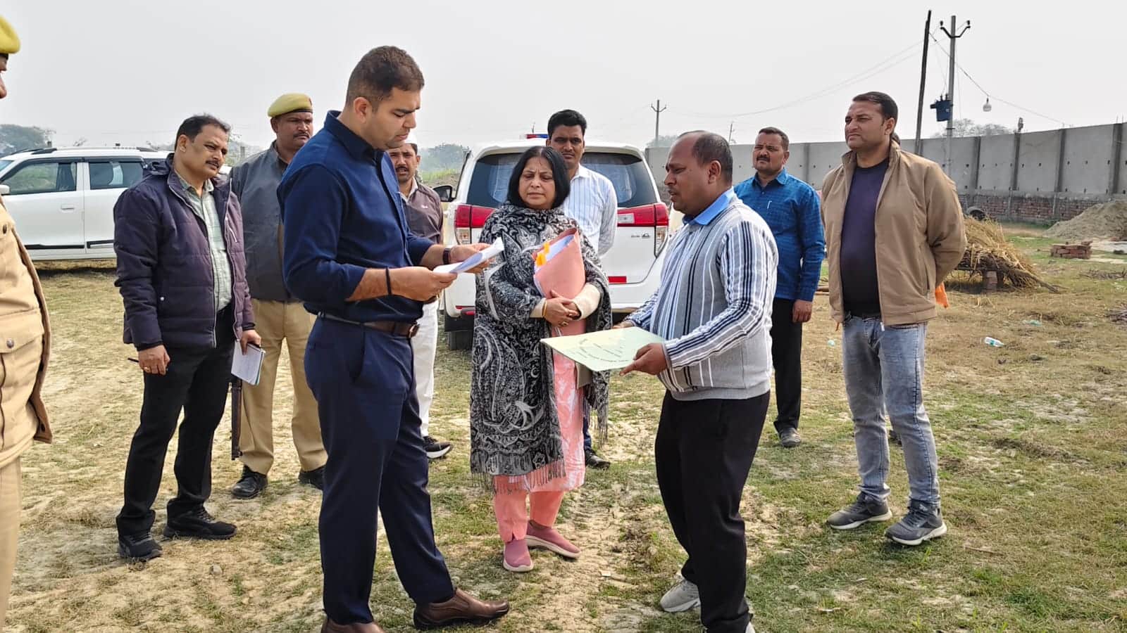 कान्हा गोशाला निर्माण कार्य की प्रगति का जायजा लेते जिलाधिकारी। स्रोत: प्रशासन