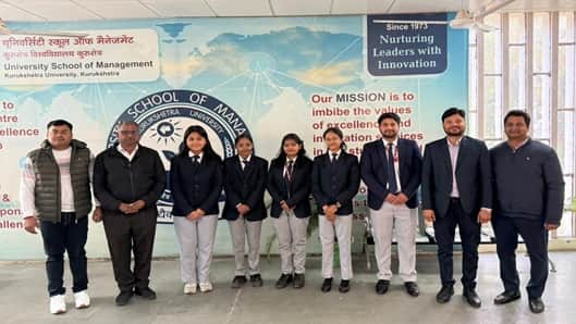 कुरुक्षेत्र। चयनित विद्यार्थियों को प्रोत्साहित करते विभागाध्यक्ष व अन्य सदस्य। स्वयं