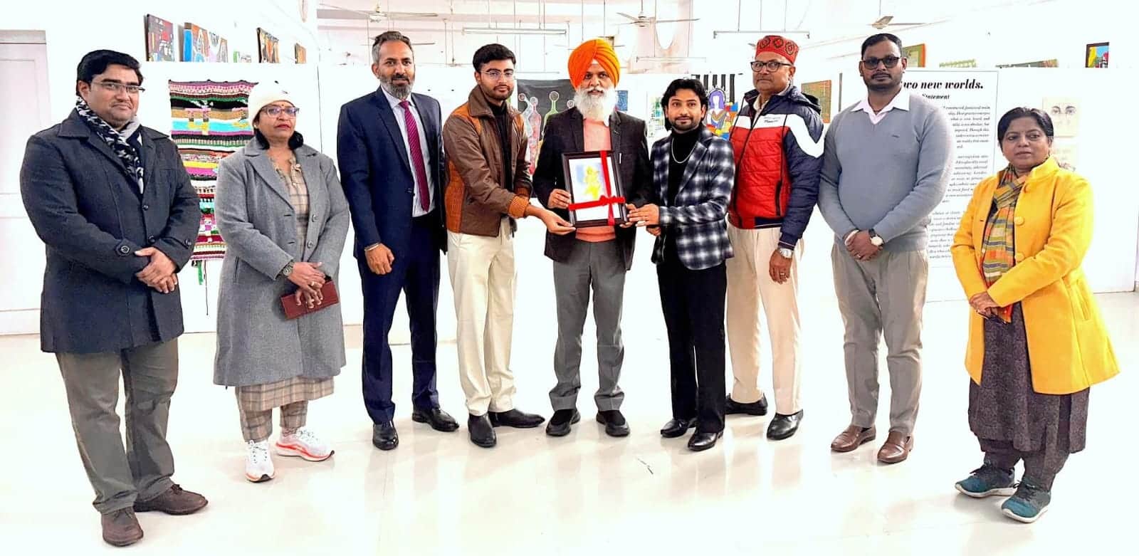 कुरुक्षेत्र। कुलसचिव डॉ. वीरेंद्र पाल को पेंटिंग भेंट करते विभागाध्यक्ष व अन्य सदस्य। संवाद