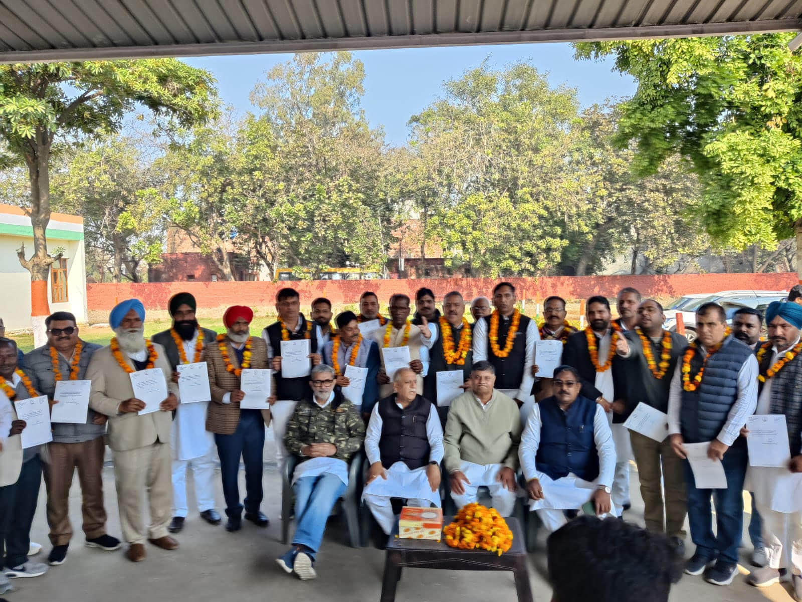 कुरुक्षेत्र। नियुक्तिपत्र मिलने के बाद उत्साह दिखाते कांग्रेस के नए पदाधिकारी व साथ में जिलाध