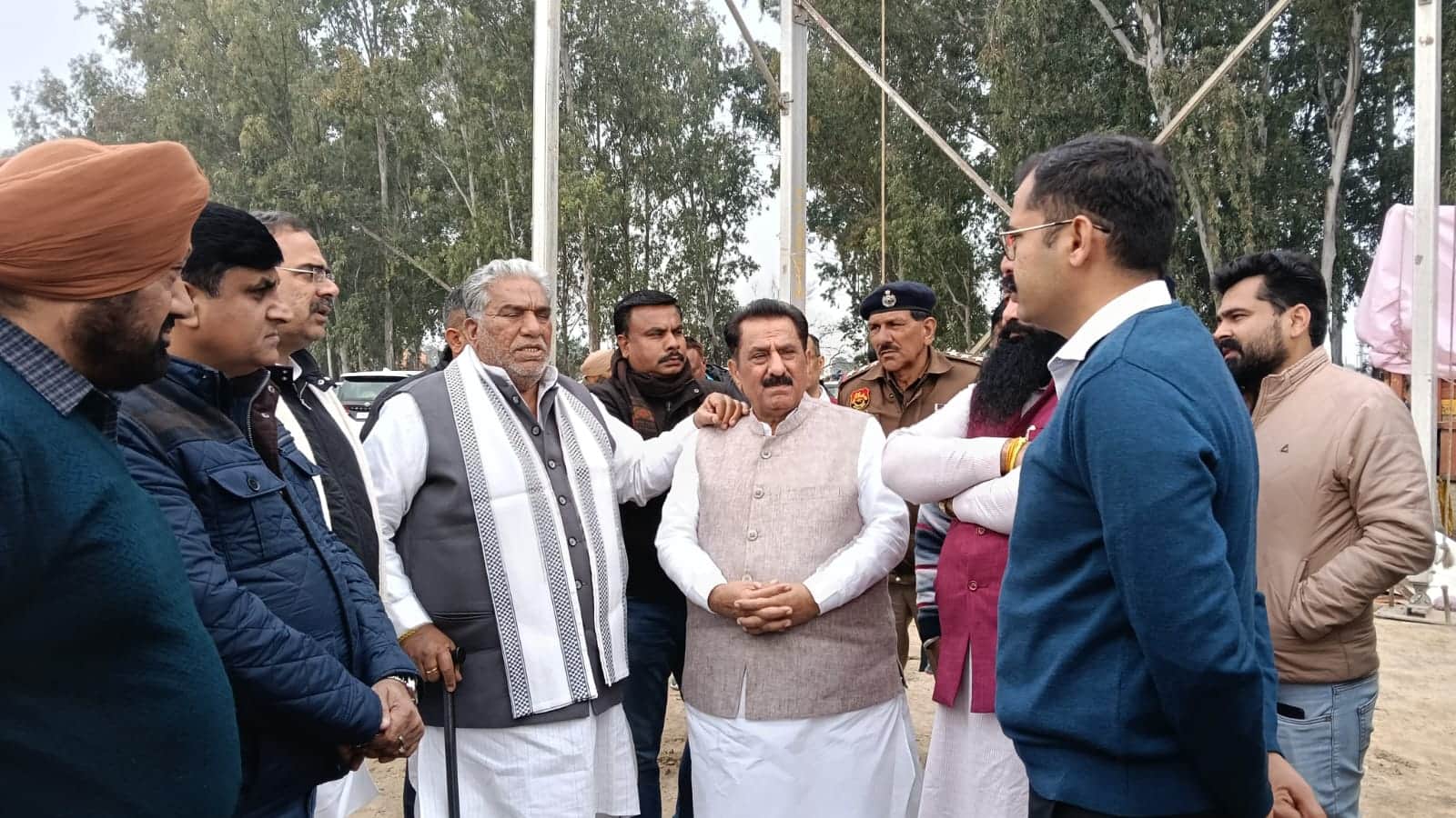 कुरुक्षेत्र। समारोह स्थल का निरीक्षण करने के दौरान अधिकारियों से चर्चा करते विकास एवं पंचायत म