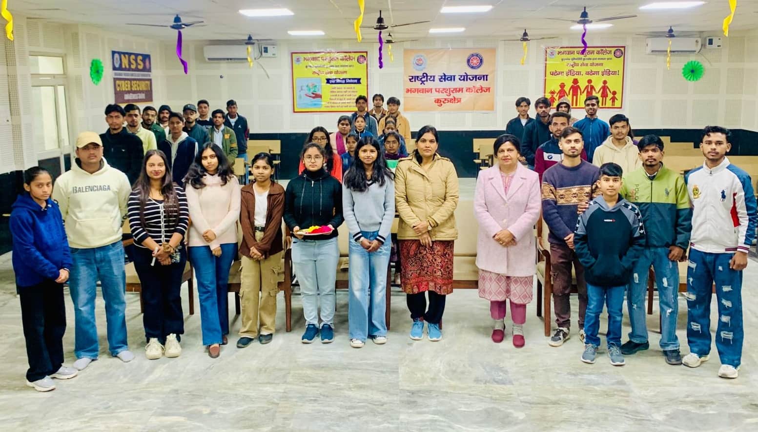 कुरुक्षेत्र। शिविर में हिस्सा लेते सदस्य। स्वयं