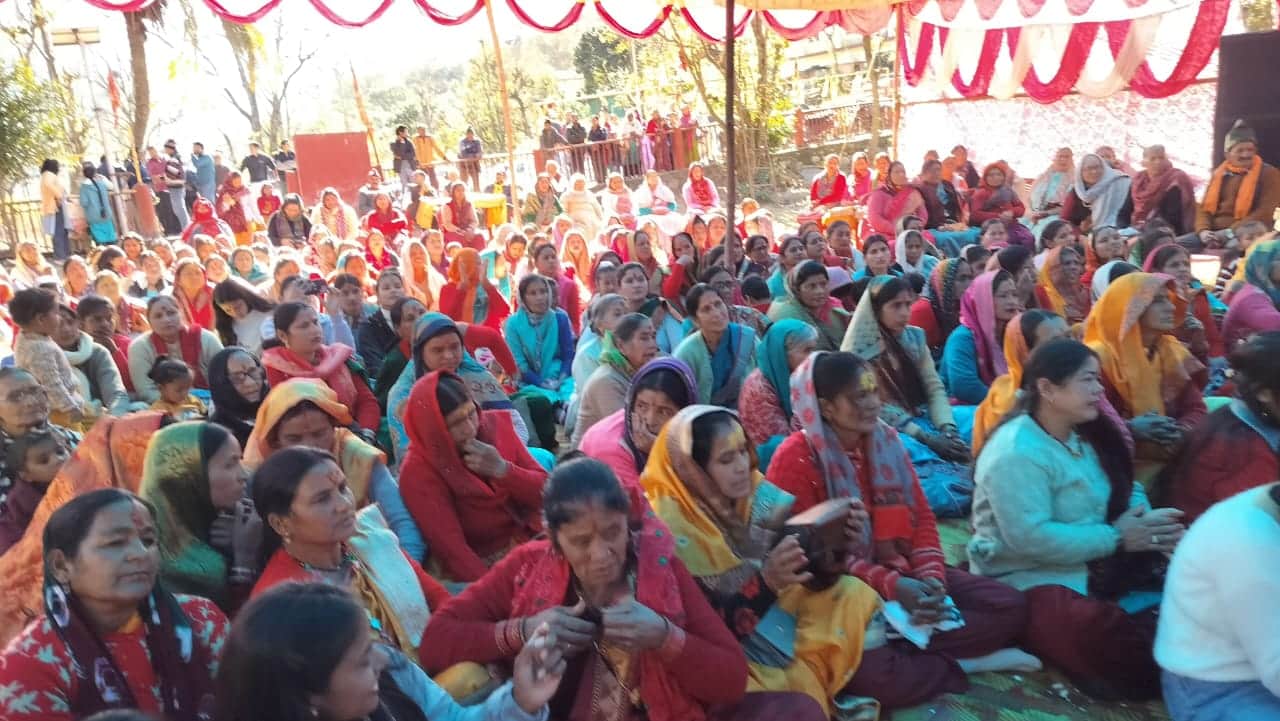 कर्णप्रयाग के सिमली में श्री राज राजेश्वरी चंडिका मंदिर के कपाटोद्घाटन में मौजूद श्रद्धालु। स्र