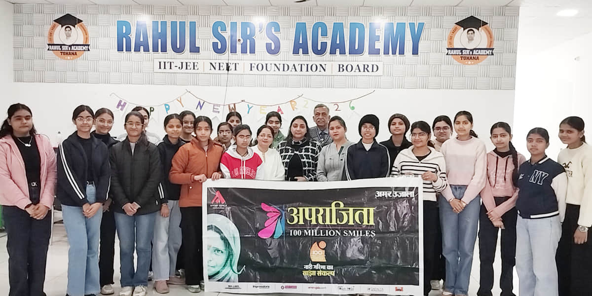 कार्यक्रम के उपरांत चिक्तिसकों के साथ बच्चे। संवाद