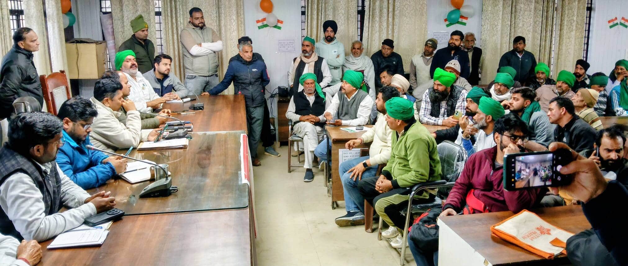 किसानों की विभिन्न समस्याओं को लेकर तहसील सभागार में बैठक। (मवाना)