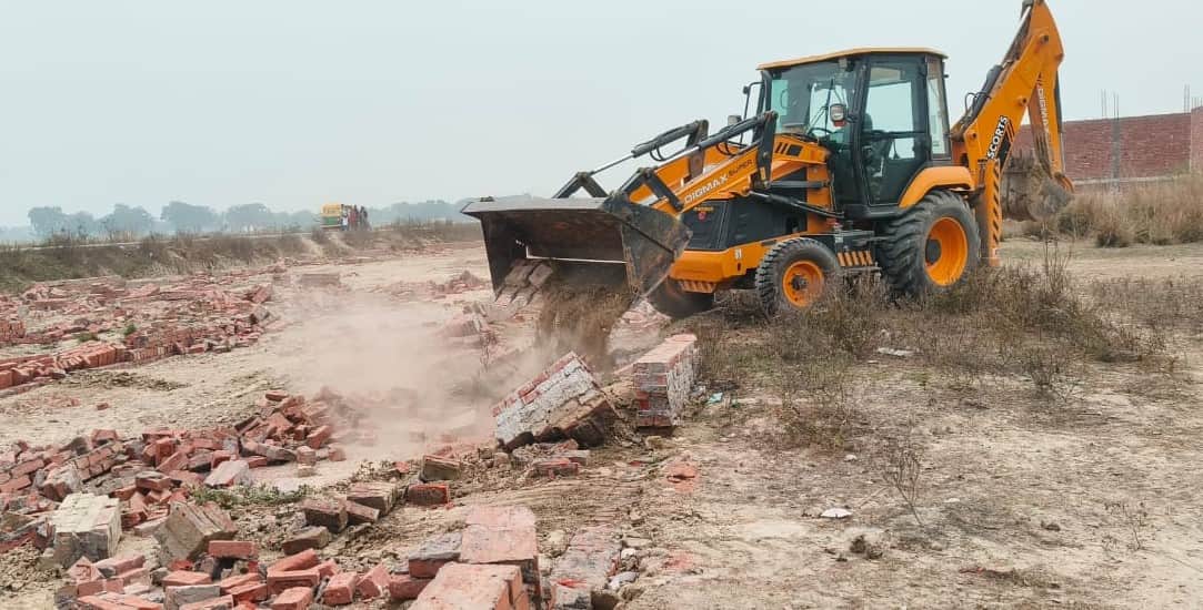 केशवपुर सरपतहां में अवैध प्लाटिंग को तोड़ता जेसीबी। संवाद