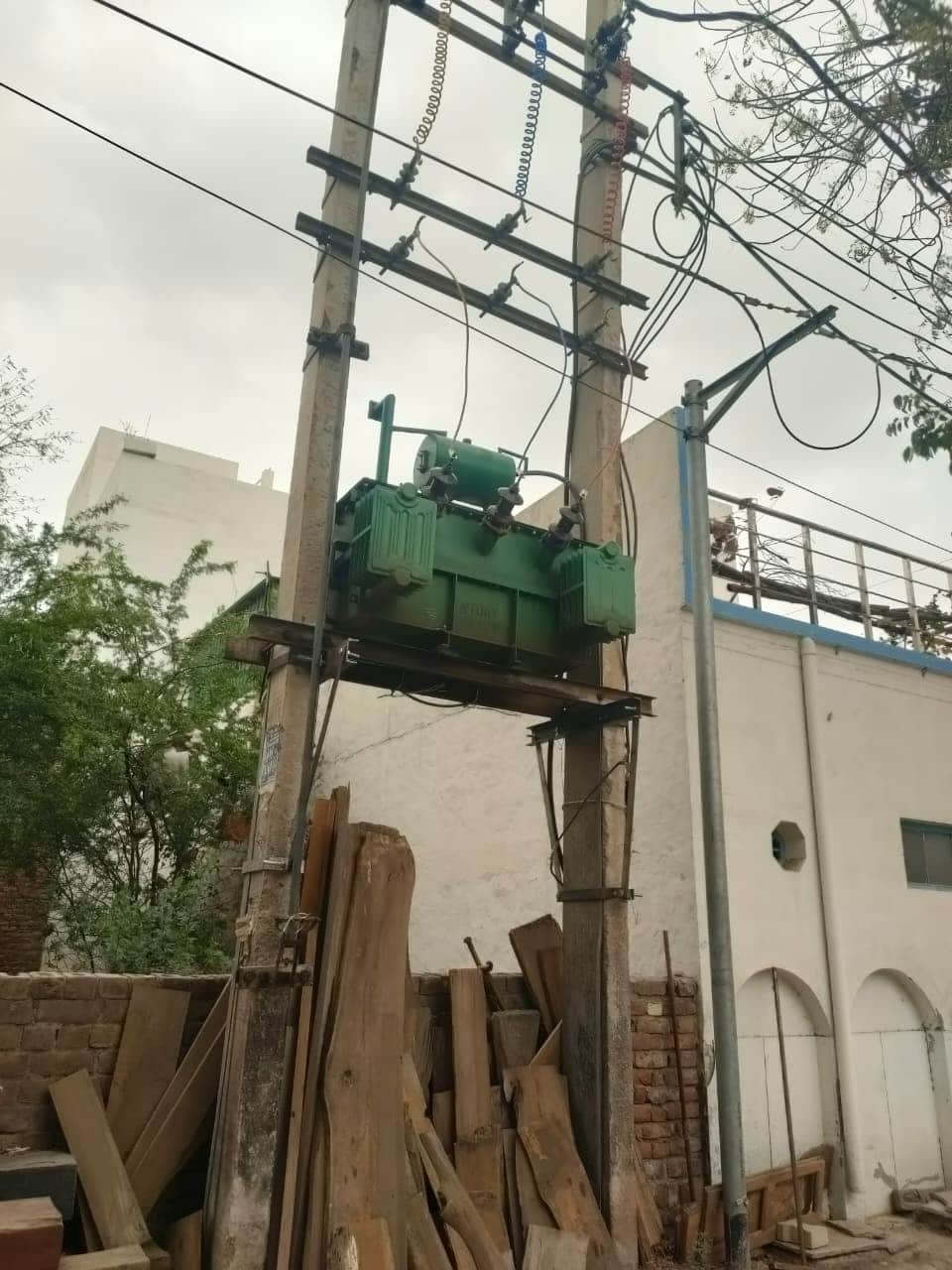 क्षेत्र में लगा बिजली का ट्रांसफार्मर।