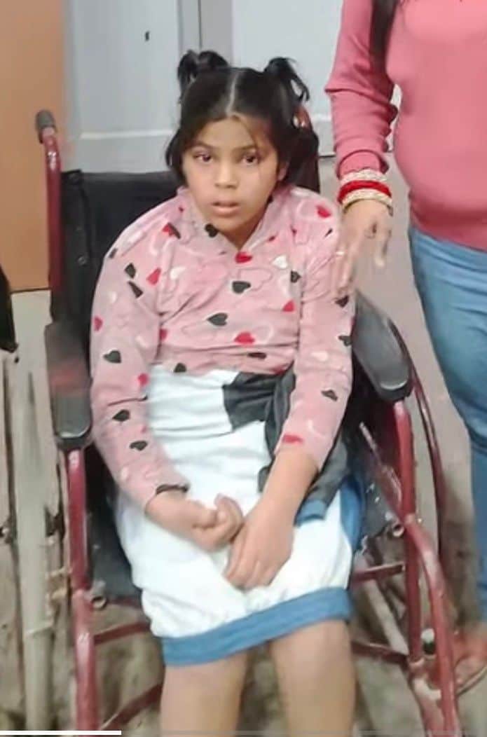 कुत्तों के हमले में घायल मुस्कान। 