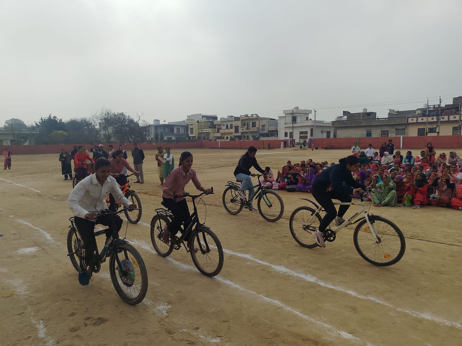 खंड स्तरीय खेल प्रतियोगिता में साइकिल रेस में हिस्सा लेतीं महिला प्रतिभागी। स्रोत : प्रशासन