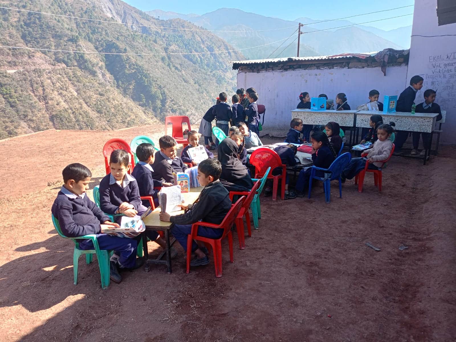 खुले आसमान के तले शिक्षा ग्रहण करते सरकारी प्राइमरी स्कूल ललोटू के विद्यार्थी। संवाद