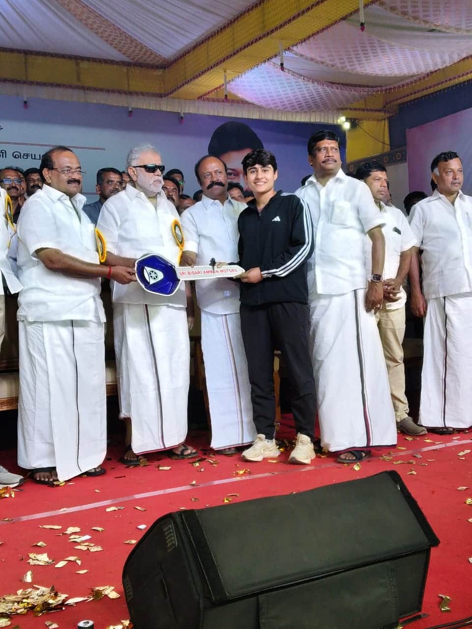 खिलाड़ी रुचि को सम्मानित करते तमिलनाडु के कैबिनेट मंत्री । संस्थान