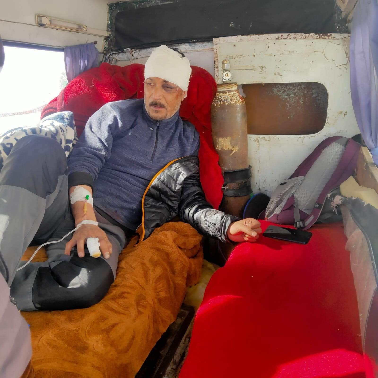 लाहौल में हमले में घायल मरीज को कुल्लू  एबुलेंस में ले जाते हुए।-जागरूक पाठक