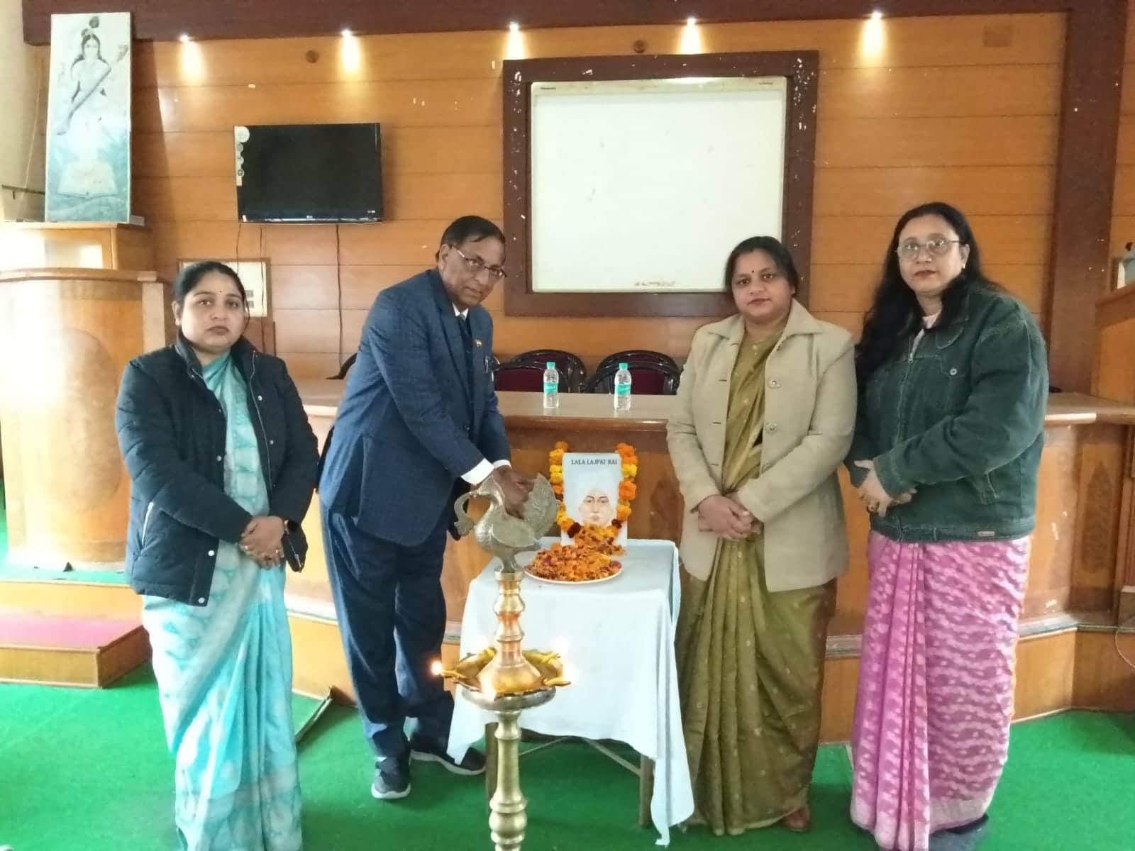 लाला लाजपत राय को श्रद्धांजलि देते कॉलेज स्टाफ दसस्य व अधिकारी।