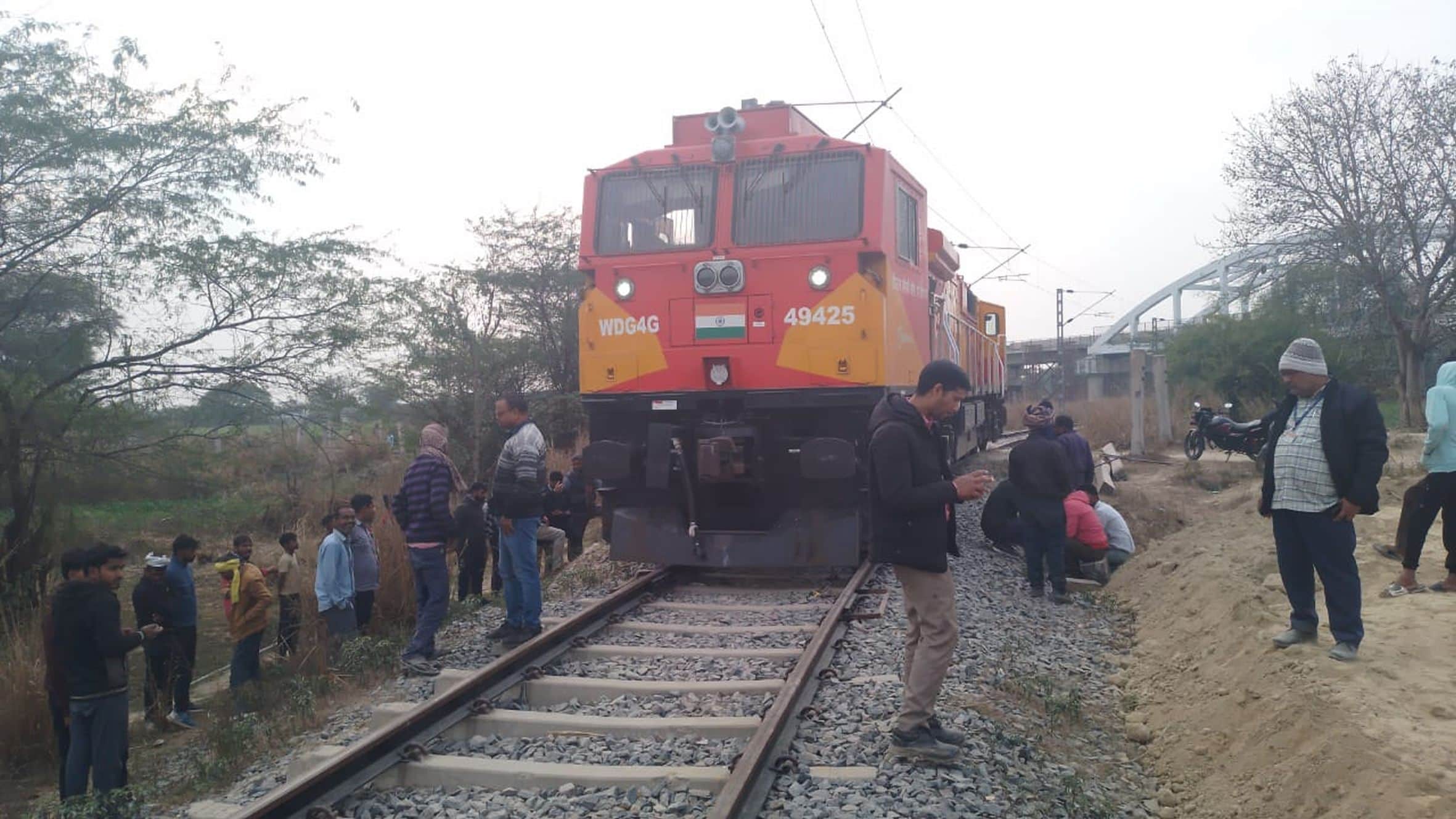 लालगंज क्षेत के चकपंचम गांव के पास पटरी से उतरा डीजल रेल इंजन। 