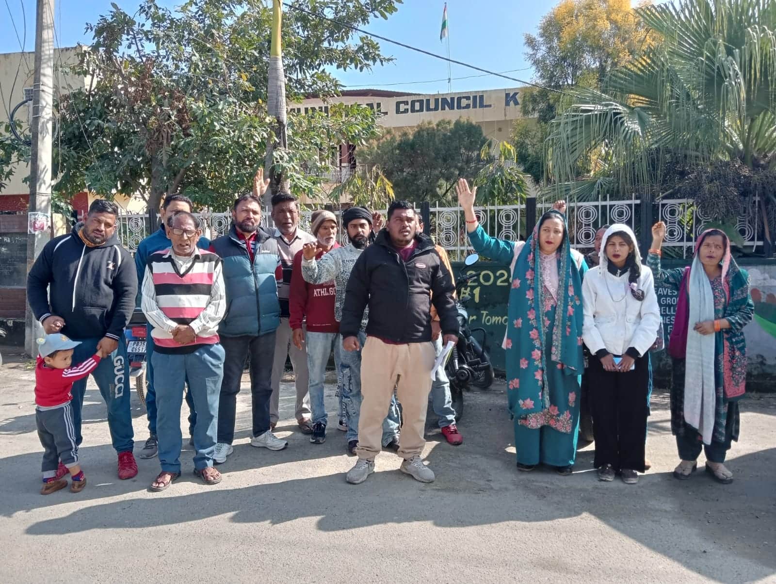 लावारिस मवेशियों की परेशानी का समाधान किए जाने की मांग को लेकर नगर परिषद कार्यालय के समक्ष प्र