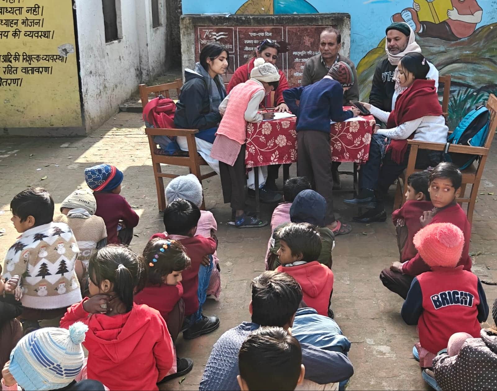 माछराबी आर सी माछरा पर टेस्ट देते छात्र छात्राएं