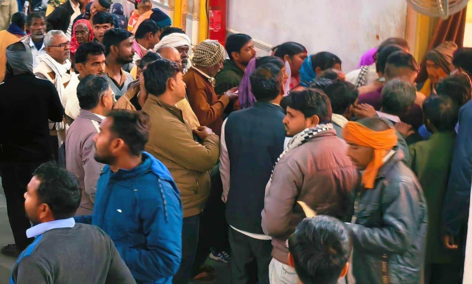 मेडिकल कॉलेज के ईएनटी विभाग की ओपीडी के बाहर लगी मरीजों की भीड़।   संवाद