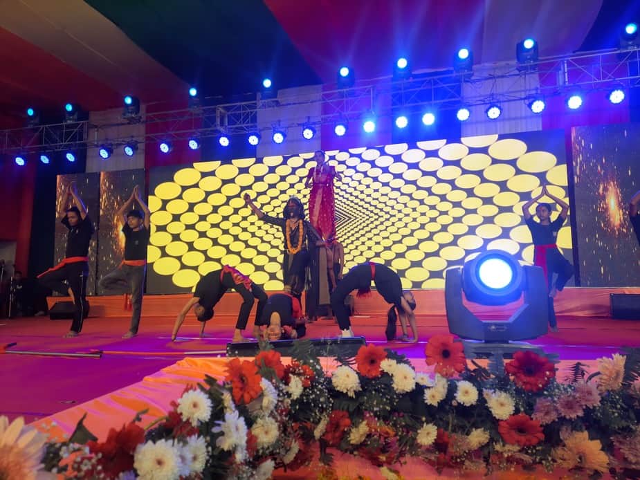 मगहर महोत्सव में सांस्कृतिक कार्यक्रम प्रस्तुत करती कलाकार-संवाद