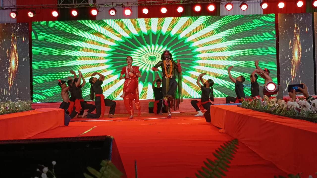 मगहर महोत्सव में सांस्कृतिक कार्यक्रम प्रस्तुत करती कलाकार-संवाद