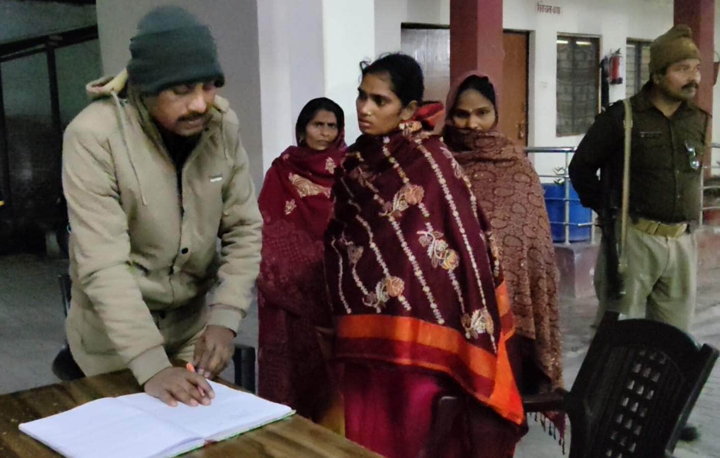 मुगलसराय कोतवाली में विवाद के बाद दुल्हन से पूछताछ करती पुलिस। स्रोत:-जागरूक पाठक