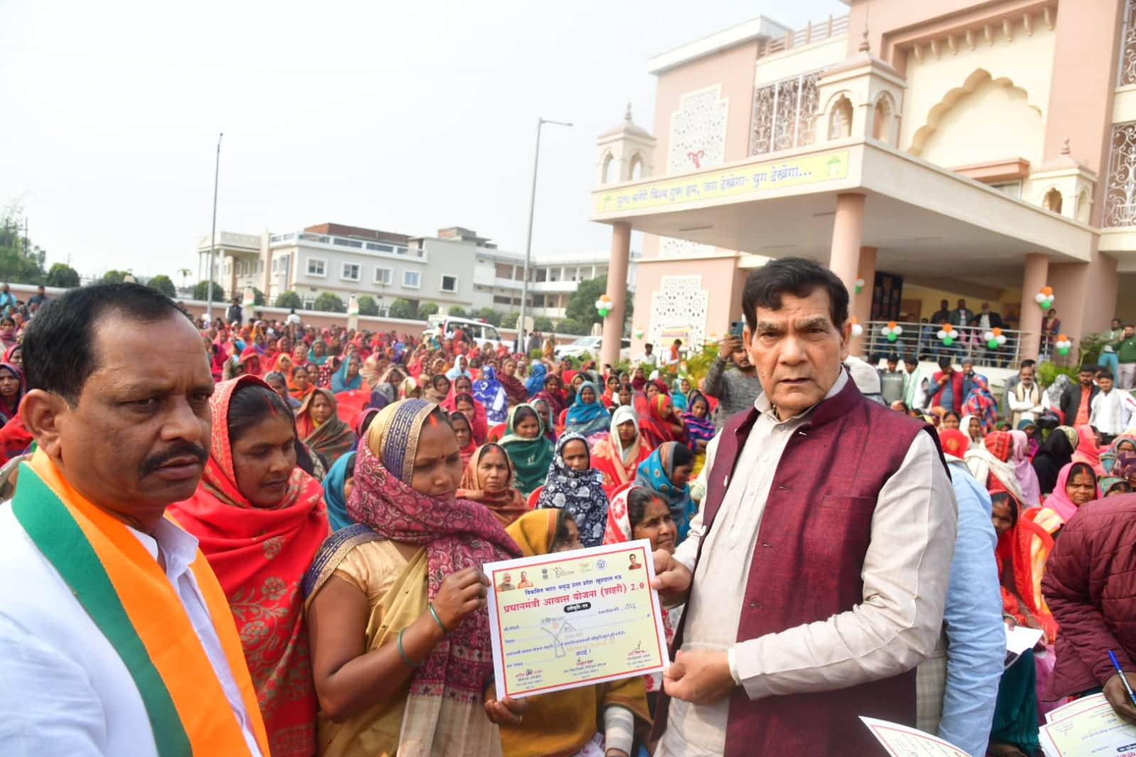 महिला लाभार्थी को योजना को लेकर पत्र देते कैबिनेट मंत्री एके शर्मा