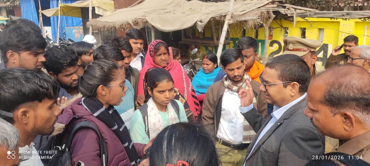 मुहम्मदाबाद गोहना तहसील परिसर में धरना देने पहुंचे गोंड समाज के लोगों को  तहसील के बाहर रोकती प