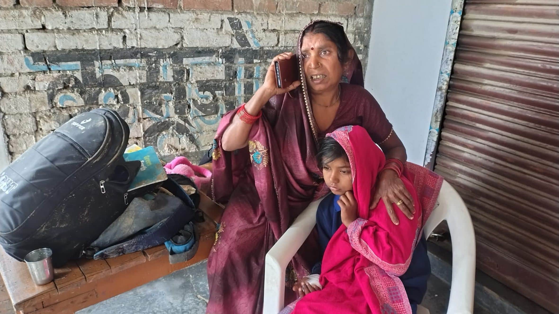 महराजगंज कोतवाली क्षेत्र में हादसे के बाद सदमे में बैठी सहमी आराध्य। 