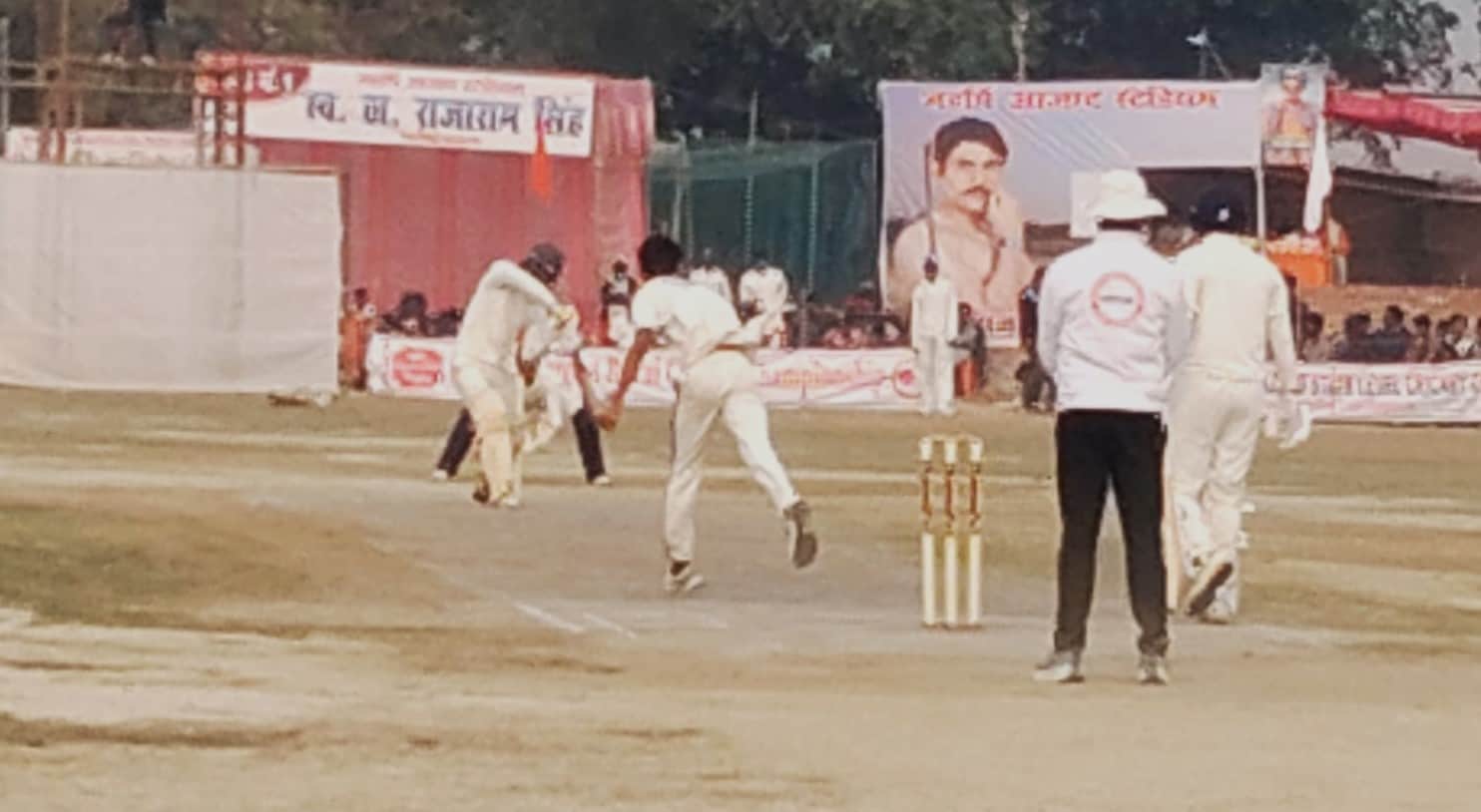 महर्षि आज़ाद स्टेडियम मेढ़ी में राज्यस्तरीय क्रिकेट खेलते खिलाड़ी। स्रोत आयोजक