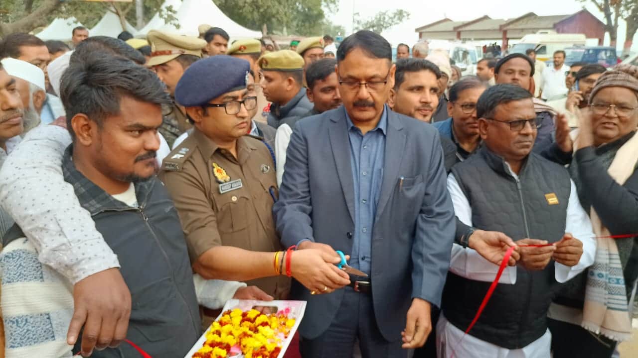 महोत्सव का उद्घाटन करते डीएम और एसपी-स्रोत सूचना