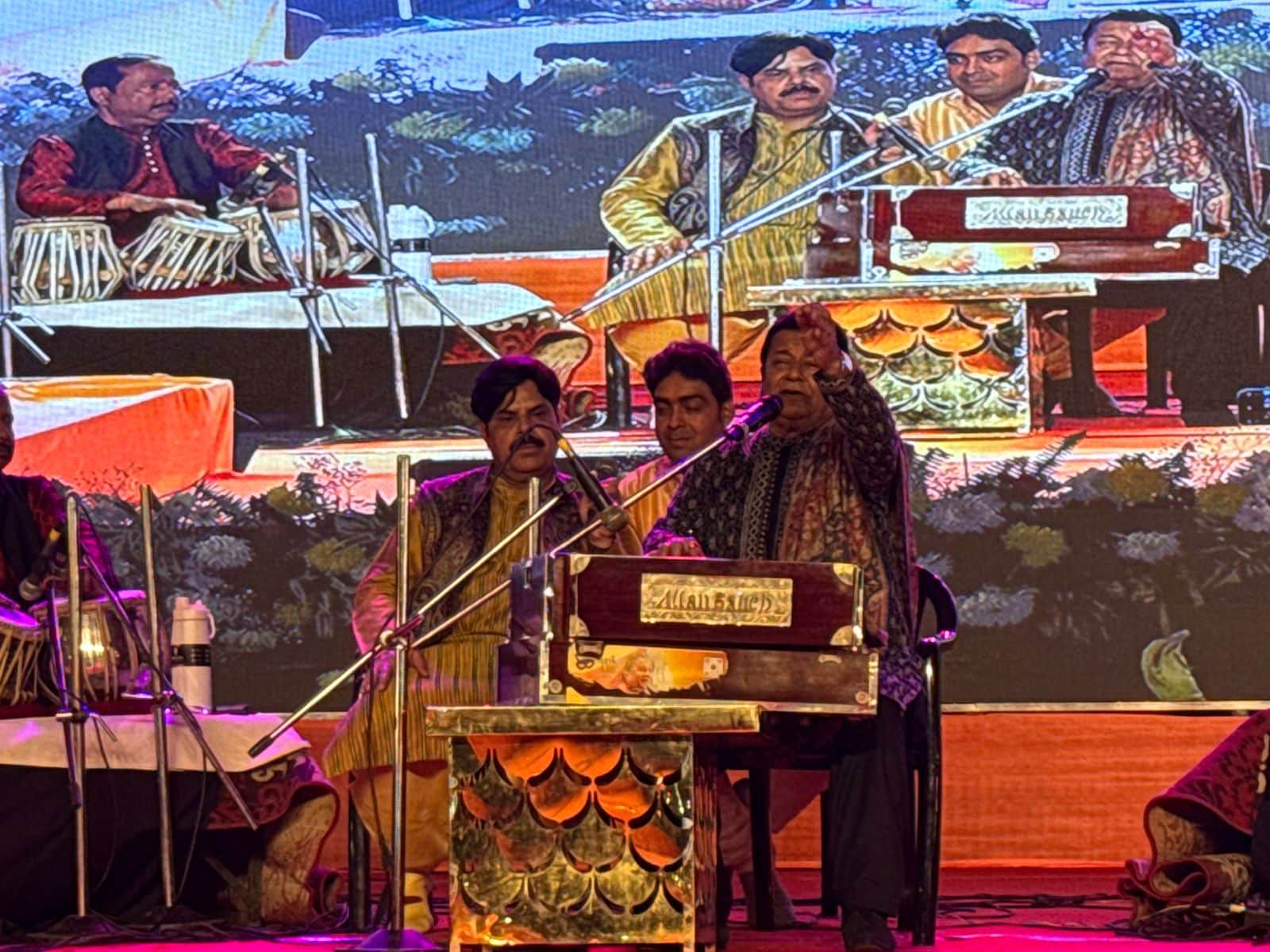 महोत्सव मंच पर गीत प्रस्तुत करते अनूप जलोटा