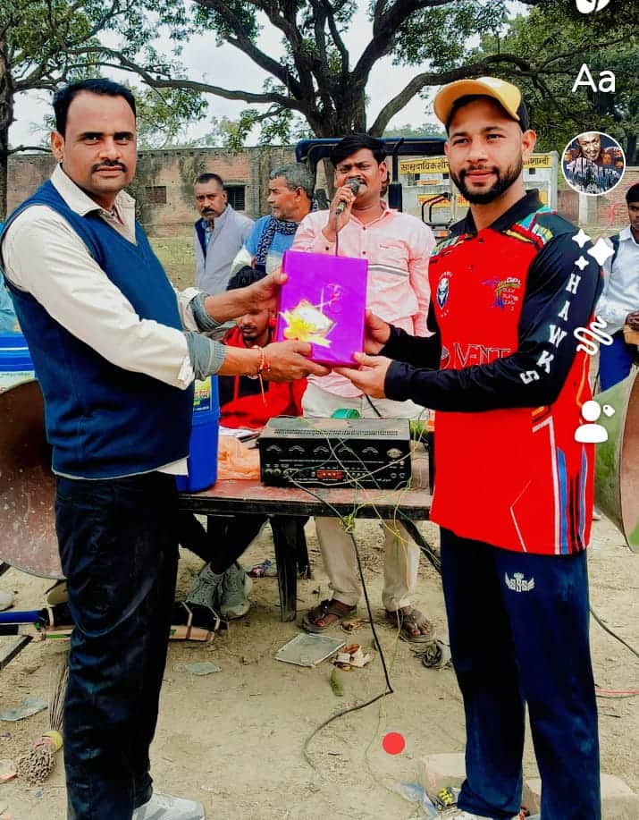 मैन ऑफ द मैच को पुरस्कार देते आयोजक।स्रोत: आयोजक 