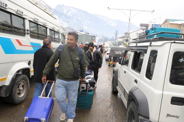 मनाली से पतलीकूहल के लिए वॉल्वो बस लेने के लिए जाते पर्यटक।-संवाद