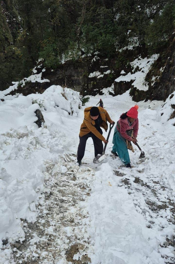 मुनस्यारी क्षेत्र में सड़क से बर्फ हटाते लोनिवि के वर्कचार्ज कर्मी।