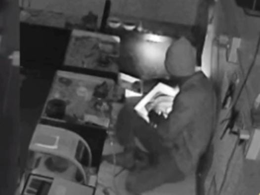 Jewellery worth lakhs stolen after breaking the lock of a jewellery shop