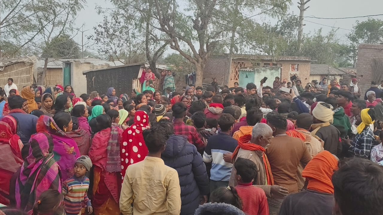 मृत युवक को देखने के लिए उमड़ी भीड़ - फोटो : अमर उजाला