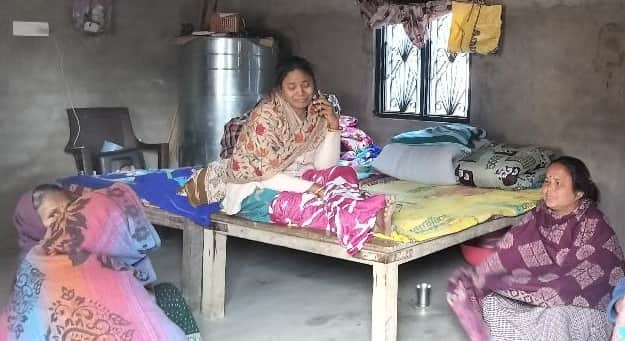 मृतक उदयराज उर्फ गोलू चौधरी के रोते बिलखते परिजन। 