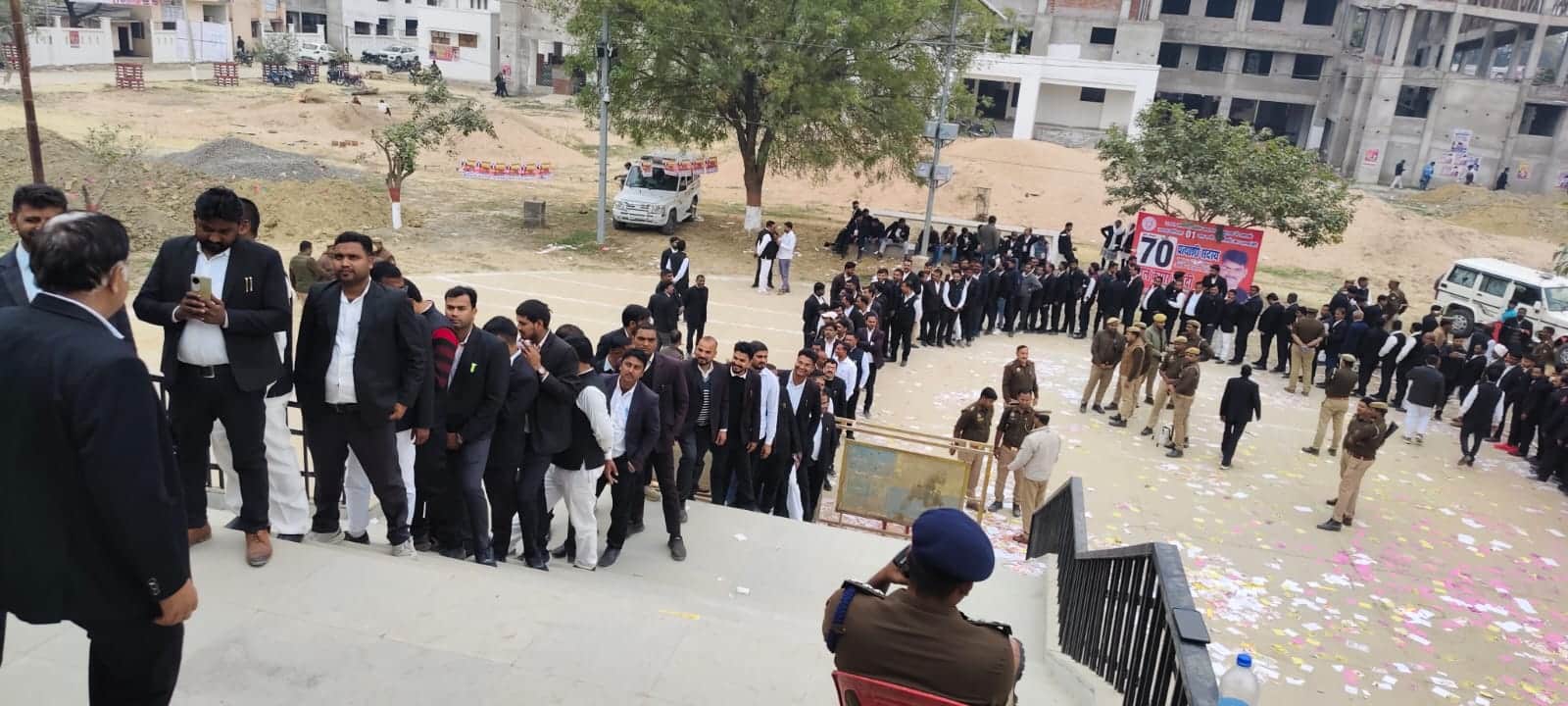 मतदान के लिए कचहरी परिसर में लगी वकीलों की लाइन। स्रोत- अधिवक्ता