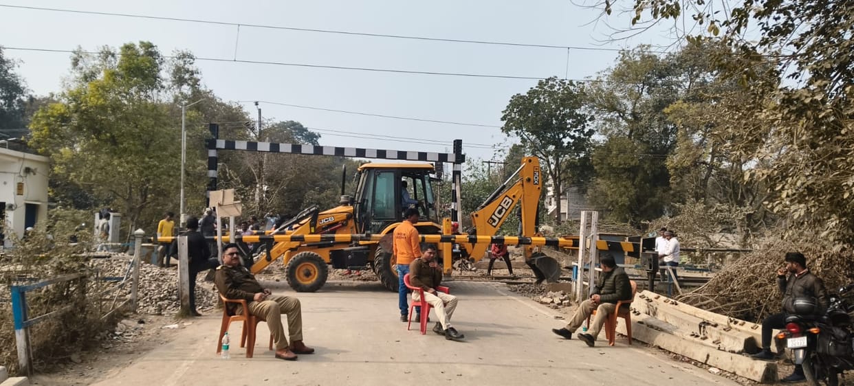 Mauaima railway gate closed for the whole day, causing problems for commuters